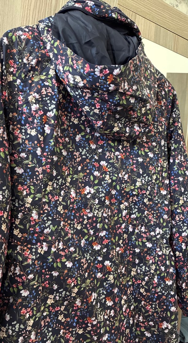 Çiçek Desenli Kapüşonlu Kadın Mont - Görsel 3