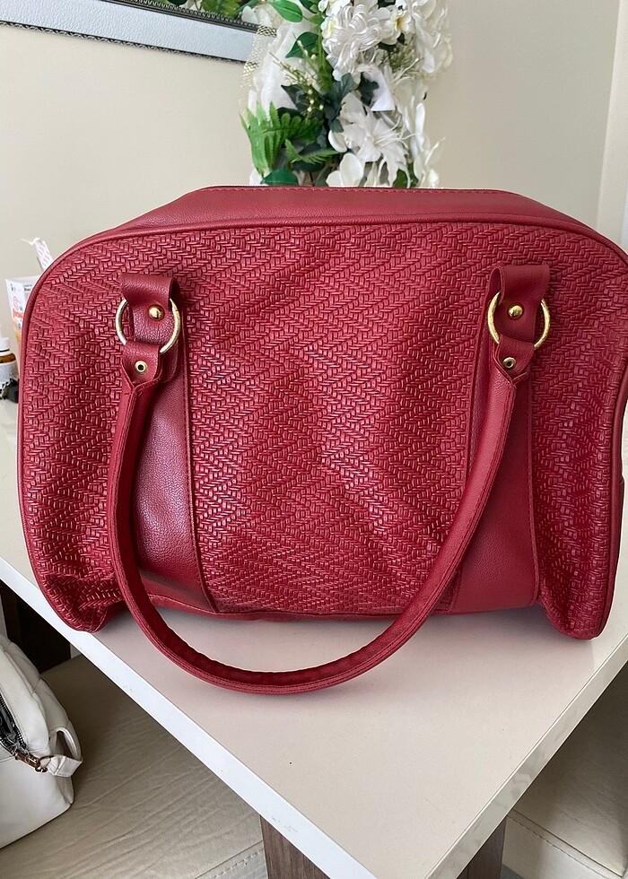 Kırmızı çanta - Görsel 2