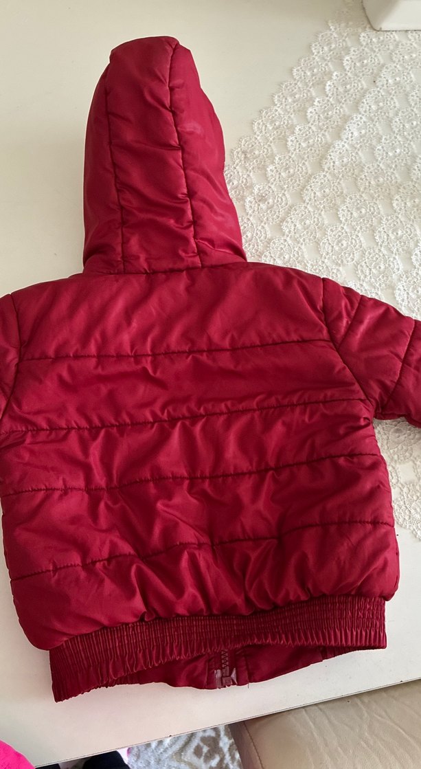 Kırmızı Kapüşonlu Erkek Çocuk Mont - Görsel 3