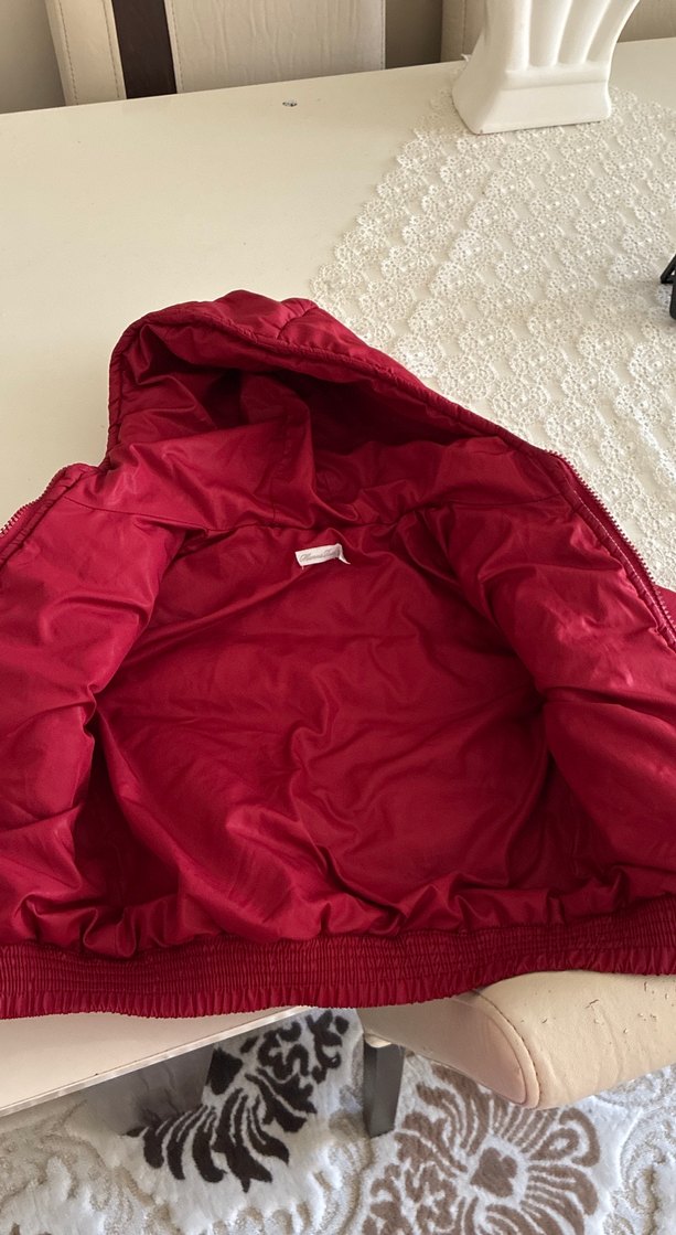 Kırmızı Kapüşonlu Erkek Çocuk Mont - Görsel 5