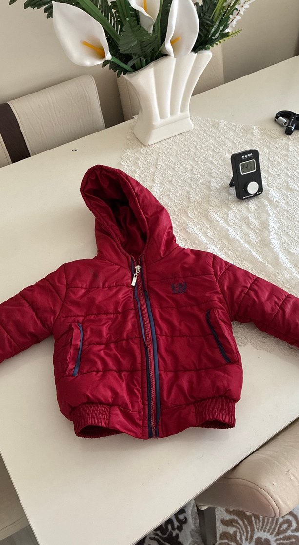 Kırmızı Kapüşonlu Erkek Çocuk Mont - Görsel 2