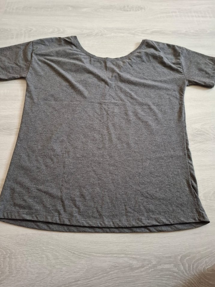 Gri V Yaka Kısa Kollu Baskılı Kadın Tişört - Görsel 2