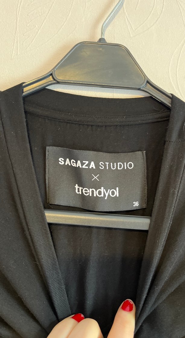 Siyah Kemerli Halter Yaka Bluz - Görsel 3