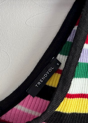 Çizgili Renkli V Yaka Örgü Mini Atlet - Görsel 3