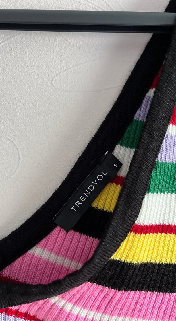 Çizgili Renkli V Yaka Örgü Mini Atlet - Görsel 3