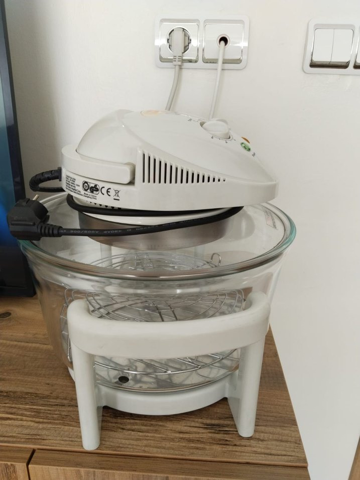 Beyaz ve Gri Cam Fırınlı Mutfak Aleti - Görsel 3