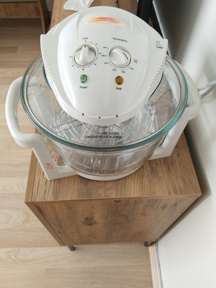 Beyaz ve Gri Cam Fırınlı Mutfak Aleti - Görsel 2