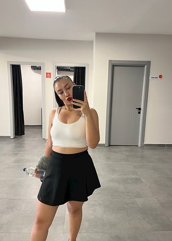 Beyaz V Yaka Kolsuz Mini Spor Üst - Görsel 4