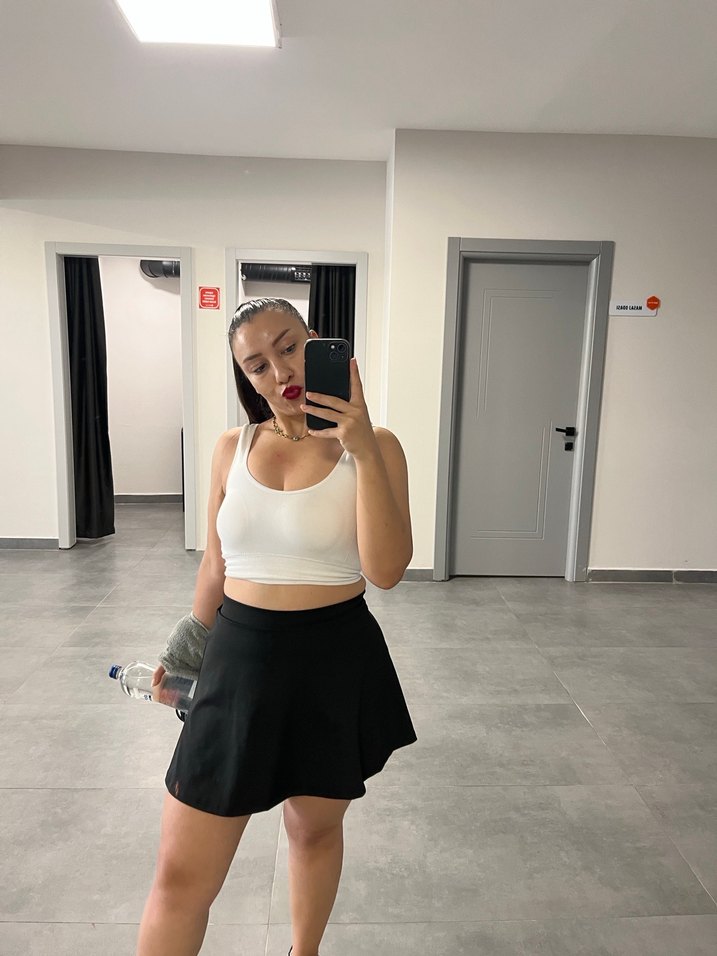 Beyaz V Yaka Kolsuz Mini Spor Üst - Görsel 4