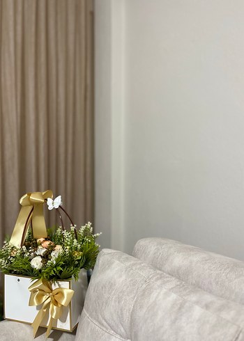 Beyaz Kutuda Altın Kurdeleli Çiçek Aranjmanı - Görsel 3