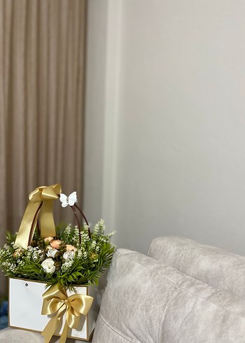 Beyaz Kutuda Altın Kurdeleli Çiçek Aranjmanı - Görsel 4