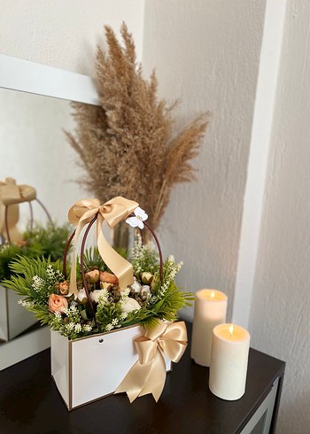 Beyaz Kutuda Altın Kurdeleli Çiçek Aranjmanı - Görsel 5