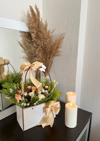 Beyaz Kutuda Altın Kurdeleli Çiçek Aranjmanı - Görsel 6