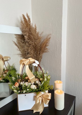 Beyaz Kutuda Altın Kurdeleli Çiçek Aranjmanı - Görsel 7