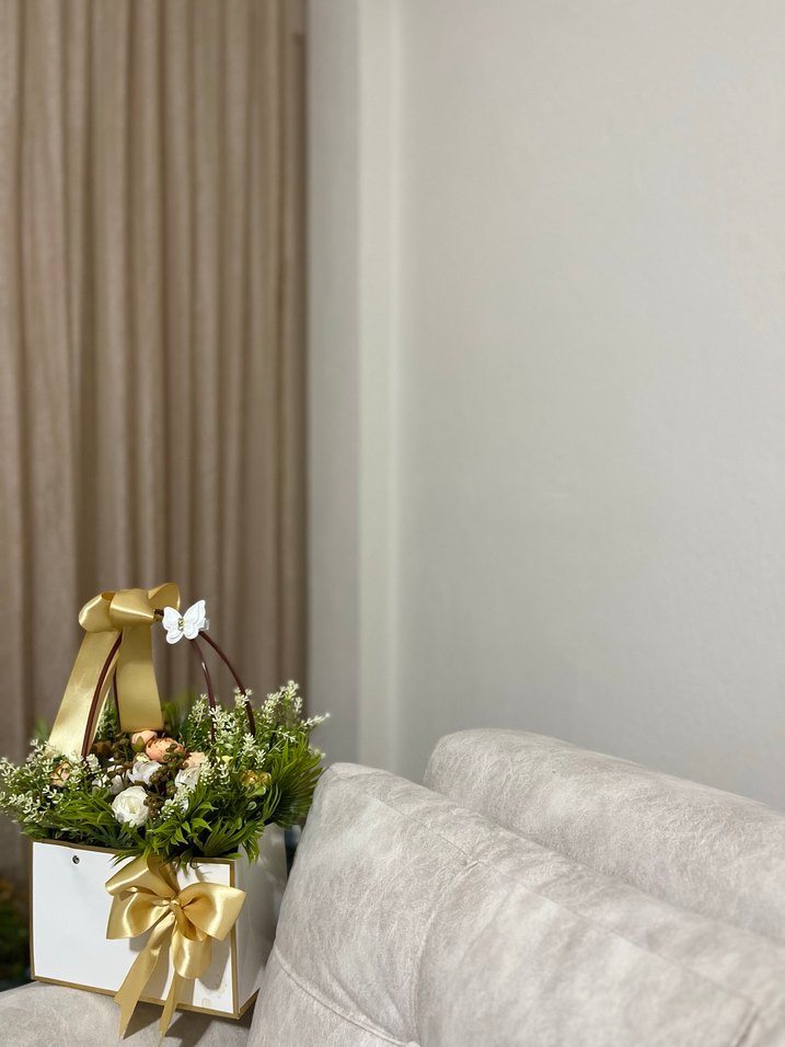 Beyaz Kutuda Altın Kurdeleli Çiçek Aranjmanı - Görsel 3