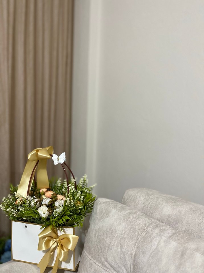 Beyaz Kutuda Altın Kurdeleli Çiçek Aranjmanı - Görsel 4