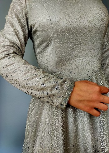 Gri Uzun Kollu Dökümlü Abiye Elbise - Görsel 2