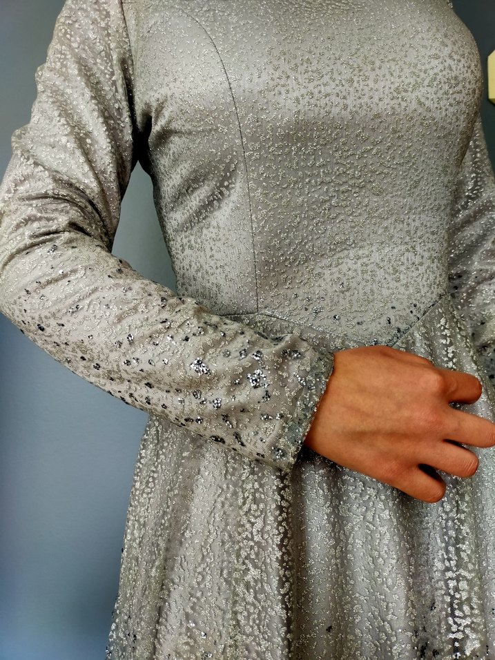 Gri Uzun Kollu Dökümlü Abiye Elbise - Görsel 2