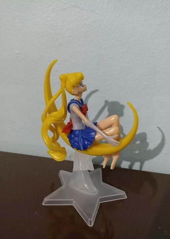  Beden Renk Sailor Moon figürü sarı detaylı, yıldızlı standlı
