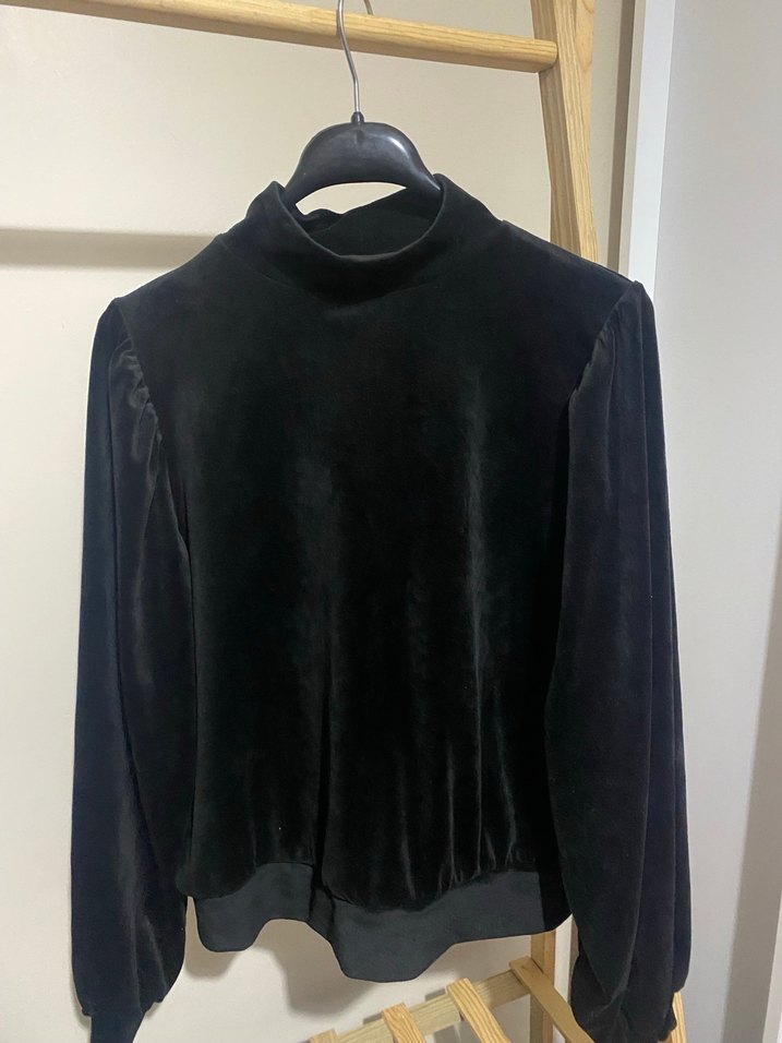 Siyah Süet Yüksek Yakalı Kadın Bluz - Görsel 3