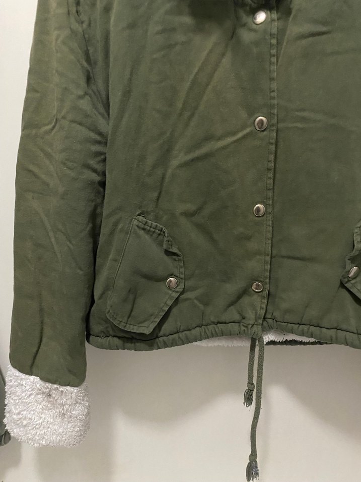 Peluş Detaylı Kapüşonlu Kısa Kadın Ceket - Görsel 2