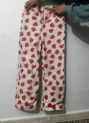 Pembe çilekli pantolun
