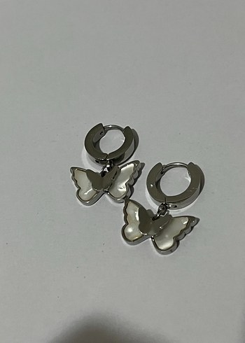 Kelebek Figürlü Mini Gri Küpeler
