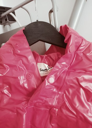 Kız Çocuk Parlak kırmızı Düğmeli Yağmurluk - Görsel 6