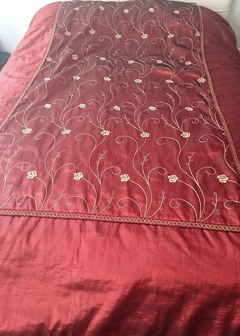 Bordo Parlak Nakışlı Yatak Örtüsü - Görsel 2