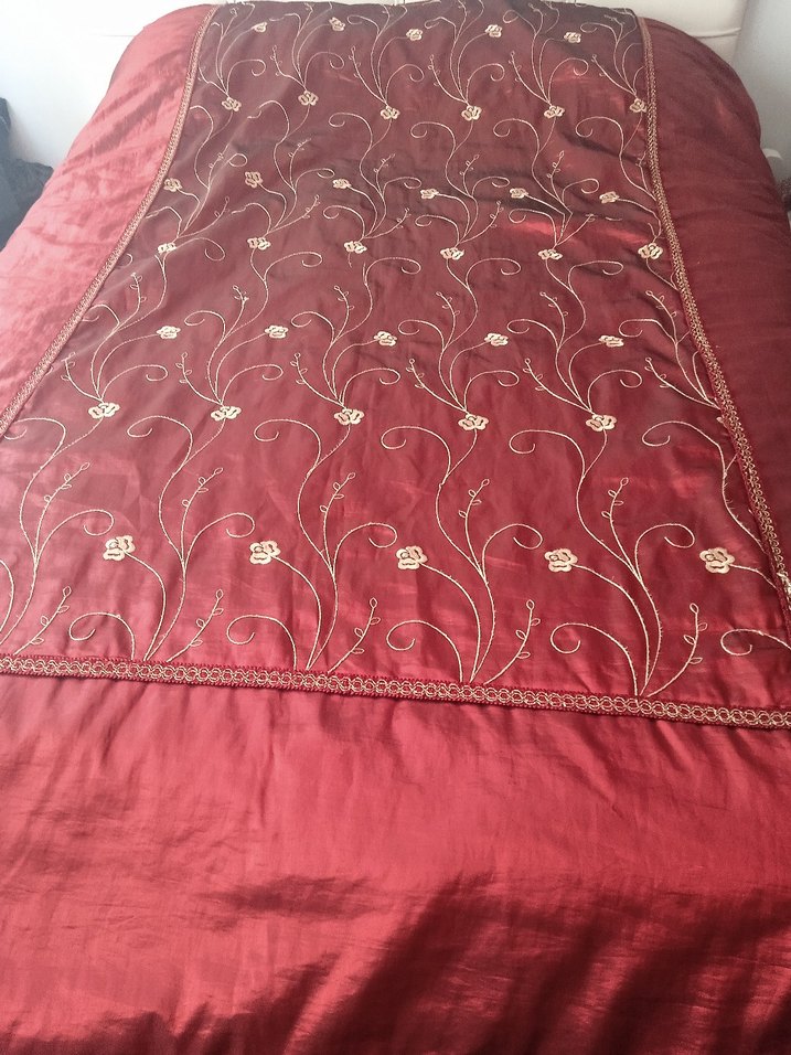 Bordo Parlak Nakışlı Yatak Örtüsü - Görsel 2
