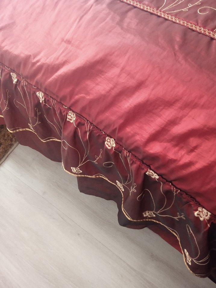 Bordo Parlak Nakışlı Yatak Örtüsü - Görsel 3