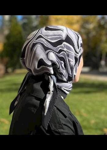 Gri Pilili Kadın Sokak Stili Eşarp
