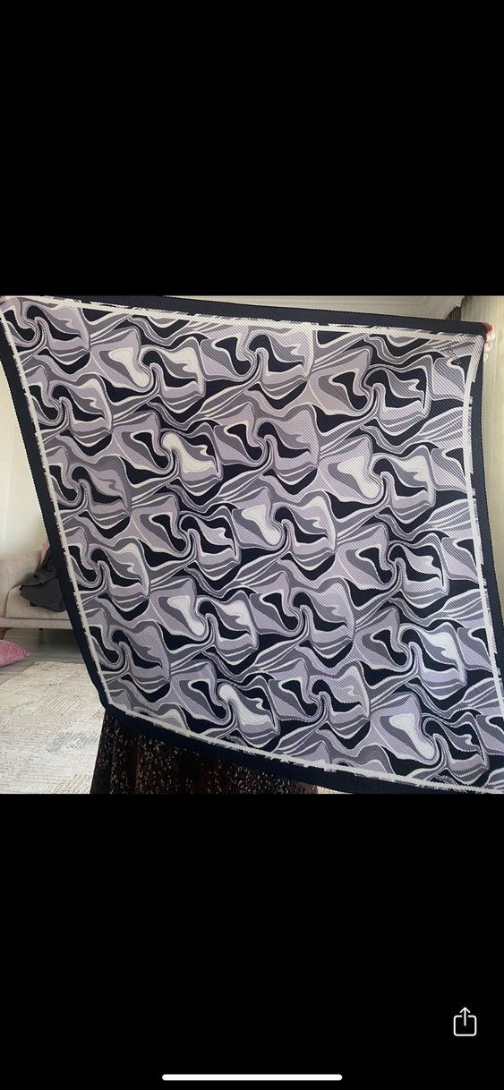 Gri Pilili Kadın Sokak Stili Eşarp - Görsel 3