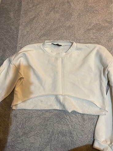 Stradivarius beyaz crop sweatshirt