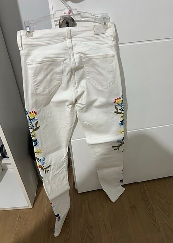 Zara Nakışlı Beyaz Midi Kadın Kot Pantolon