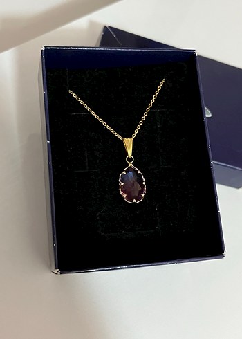 Gold Zincir Detaylı mor yansımalı kolye