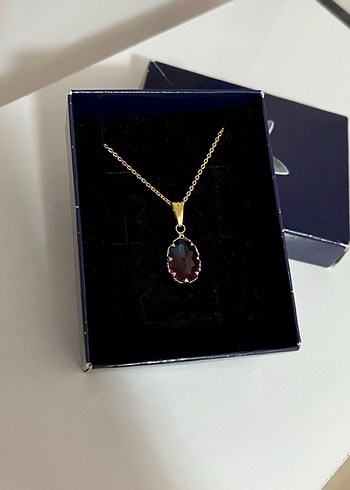  Beden Gold Zincir Detaylı mor yansımalı kolye