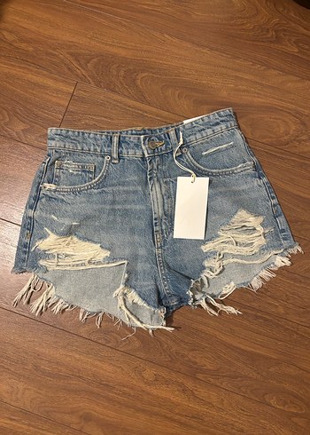 Yırtık Detaylı Kadın Mini Denim Şort