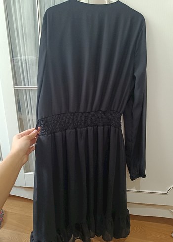 V Yaka Siyah Midi Uzun Kollu Elbise