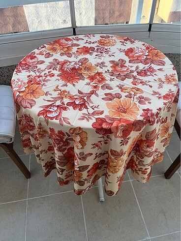1.50x1.50 ebatlarında yuvarlak masa örtüsü çok şık