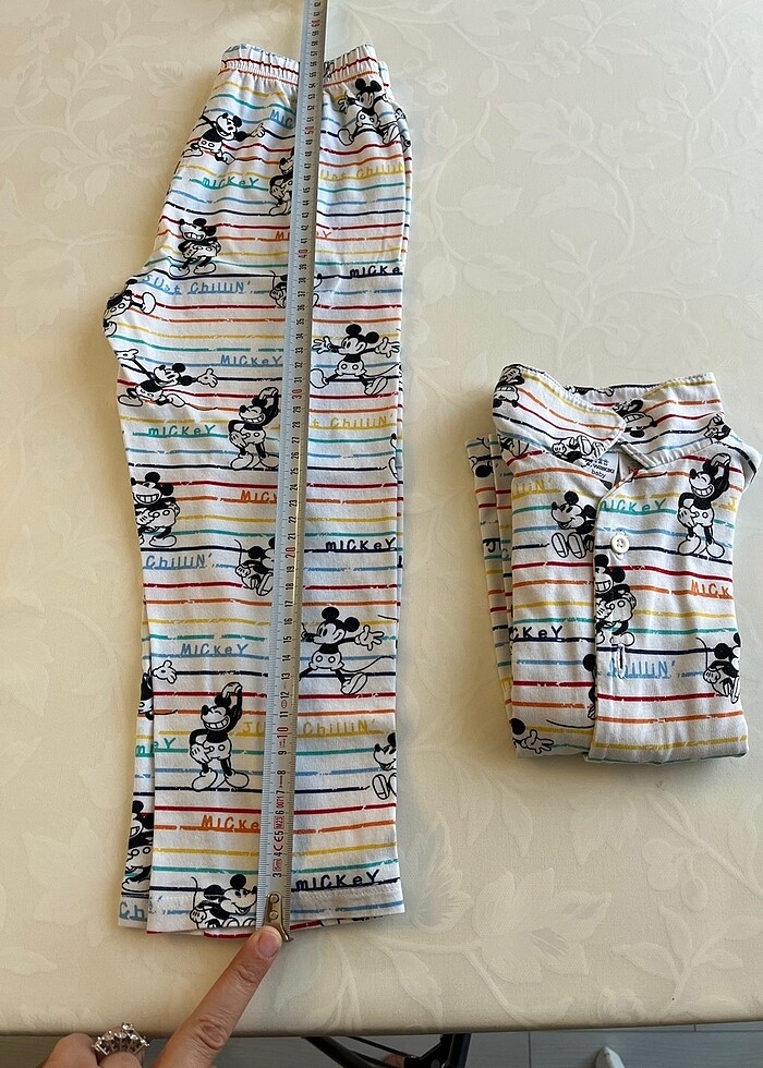 Mickey mouse desenli lisanslı pijama takımı. En son fotoğrafta g - Görsel 2