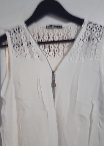 Dantelli V Yakalı Kolsuz Beyaz Bluz - Görsel 2