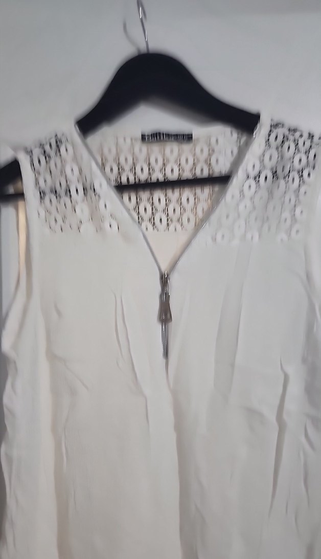 Dantelli V Yakalı Kolsuz Beyaz Bluz - Görsel 2