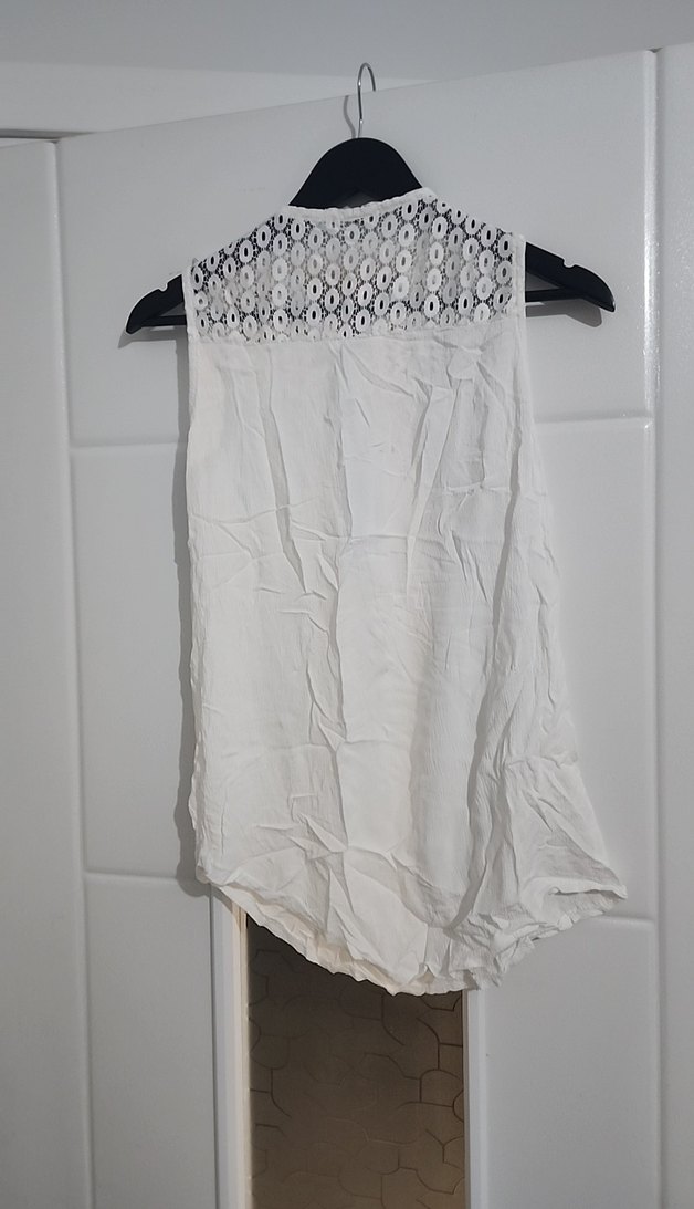 Dantelli V Yakalı Kolsuz Beyaz Bluz - Görsel 5