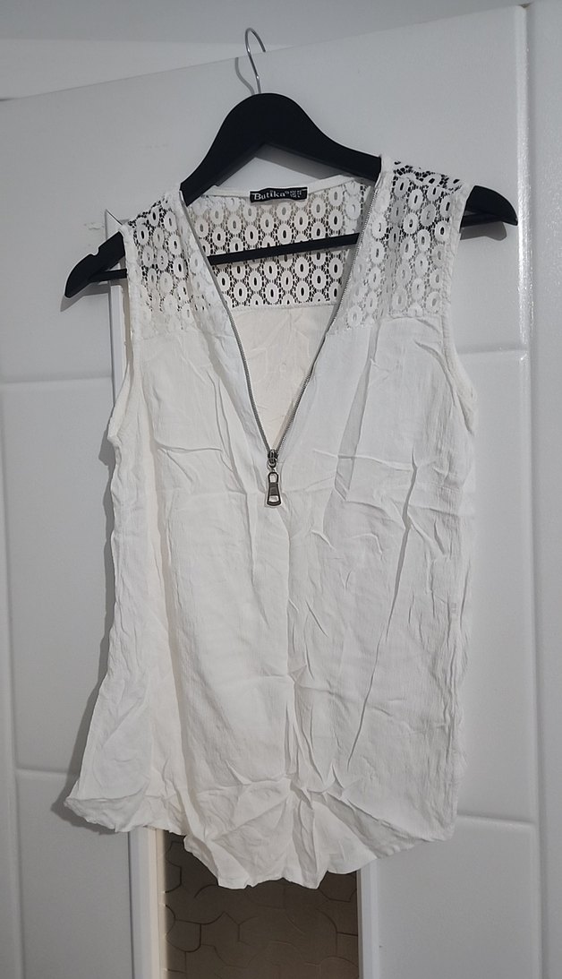 Dantelli V Yakalı Kolsuz Beyaz Bluz - Görsel 3