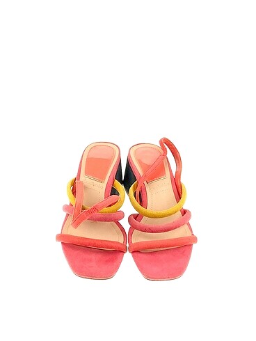 38 Beden Stradivarius Terlik %70 İndirimli.