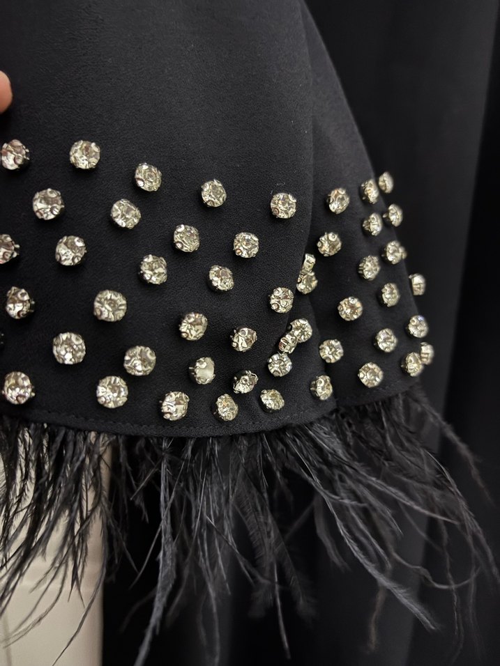 Tüy Detaylı Siyah Uzun Kadın Elbise - Görsel 2