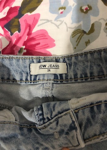 Mavi Yırtık Detaylı Mini Denim Şort - Görsel 3