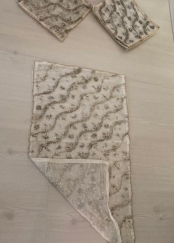 Diğer İşlemeli Beyaz Gri Yastık ve Kılıf Seti