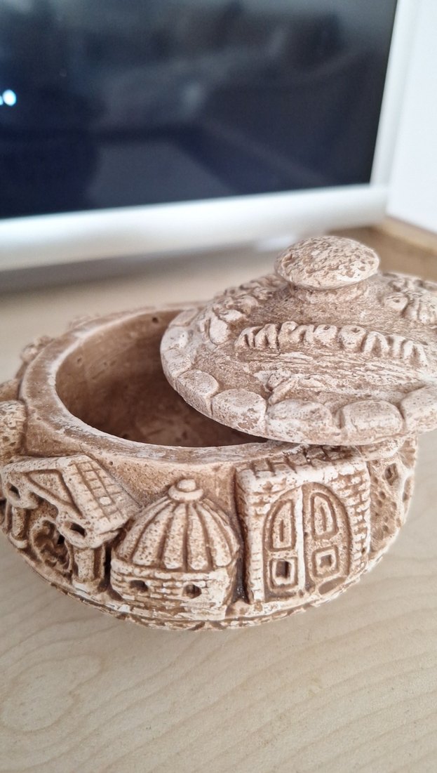 Bej ve Gri Küçük Dekoratif Biblo,kapandıktan temalı - Görsel 2